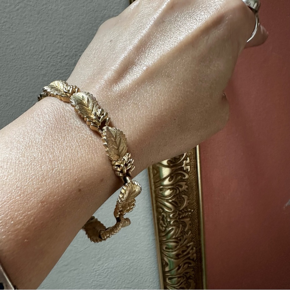 Trifari Stamped Matte Gold Tone Leaves Link Vintage Bracelet with Flap Clasp